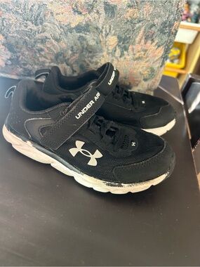 Under Armour Black and White Kids Sneakers with Hook-and-Loop Strap